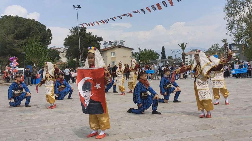ALAŞEHİR’DE 23 NİSAN’DA COŞKULU KUTLAMA YAPILDI