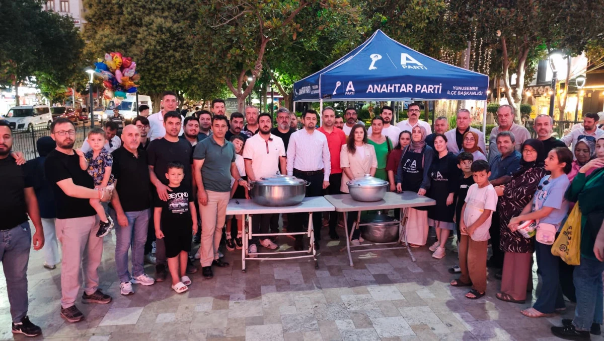 Anahtar Parti Manisa İl Başkanlığı'ndan Aşure Hayrı