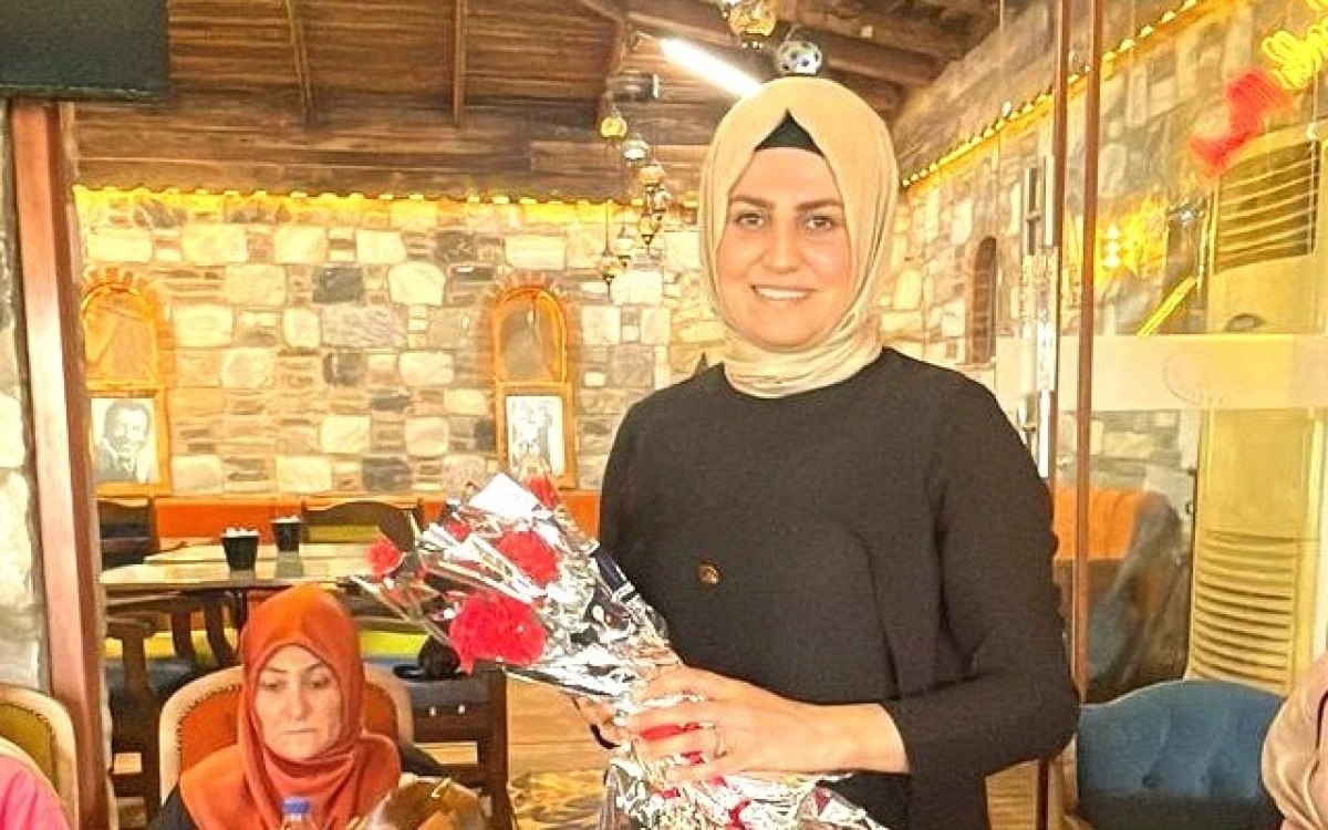 Anahtar Parti Manisa İl Kadın Kolları Başkanı Ayşegül Çiroğlu Anneler  Gününü kutladı