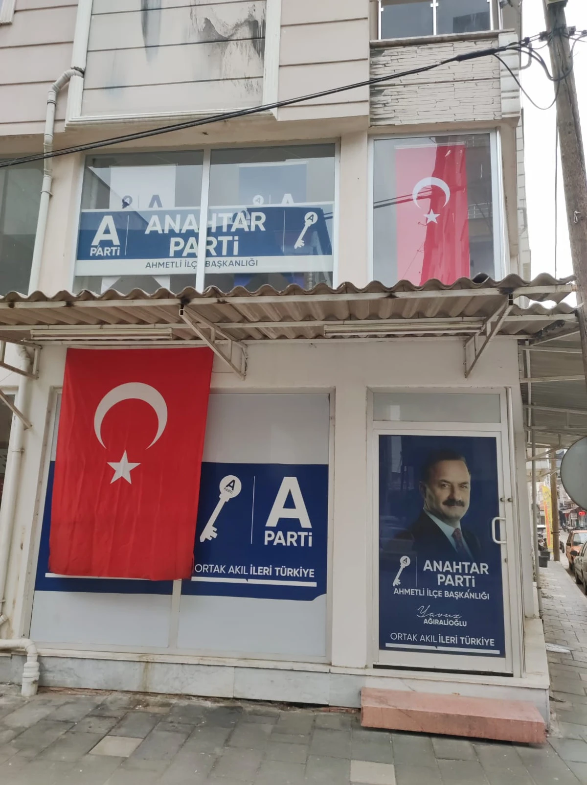 Anahtar Parti Manisa&rsquo;dan Bayrak Saldırısına Sert Tepki: &ldquo;T&uuml;rk Bayrağı Bizim Namusumuzdur&rdquo;