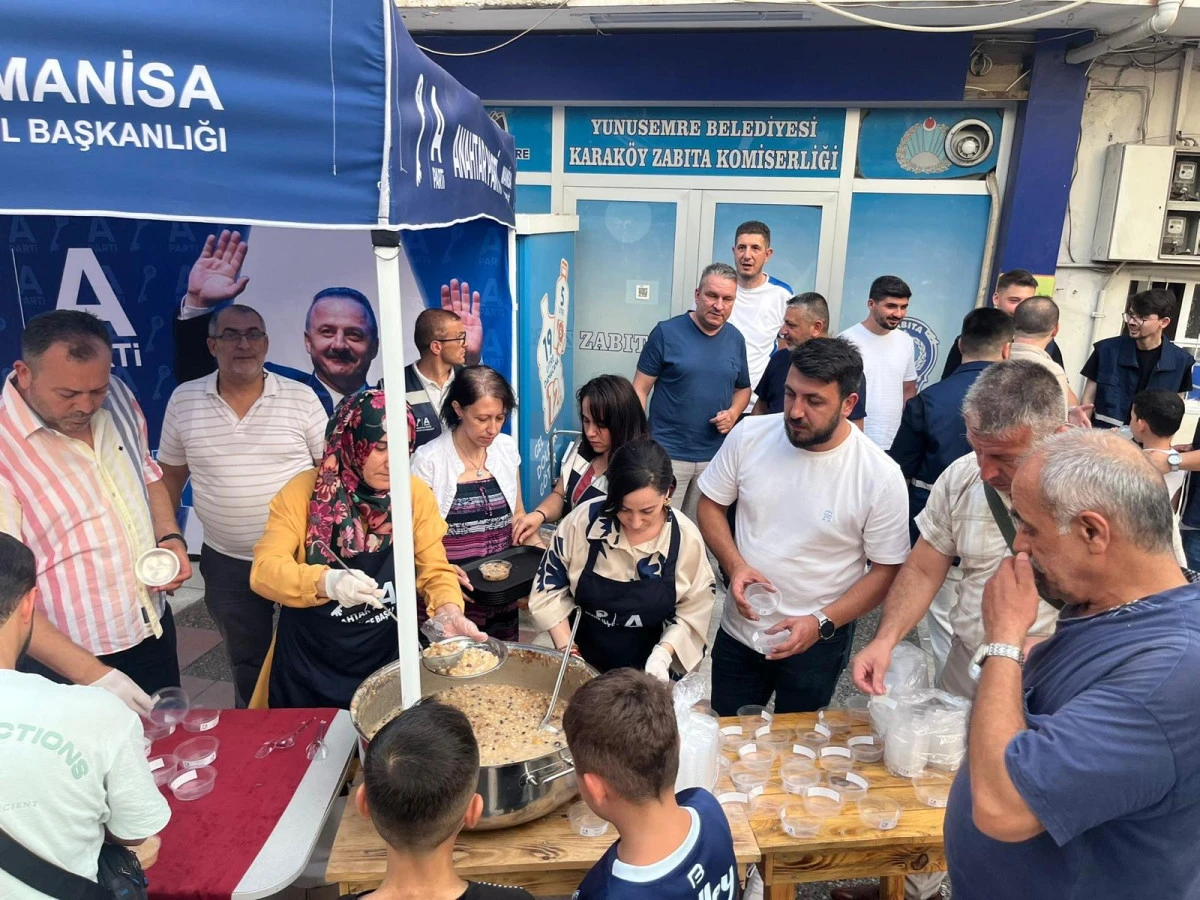 Anahtar Parti Yunusemre ilçe başkanlığı aşure hayrı düzenledi. 
