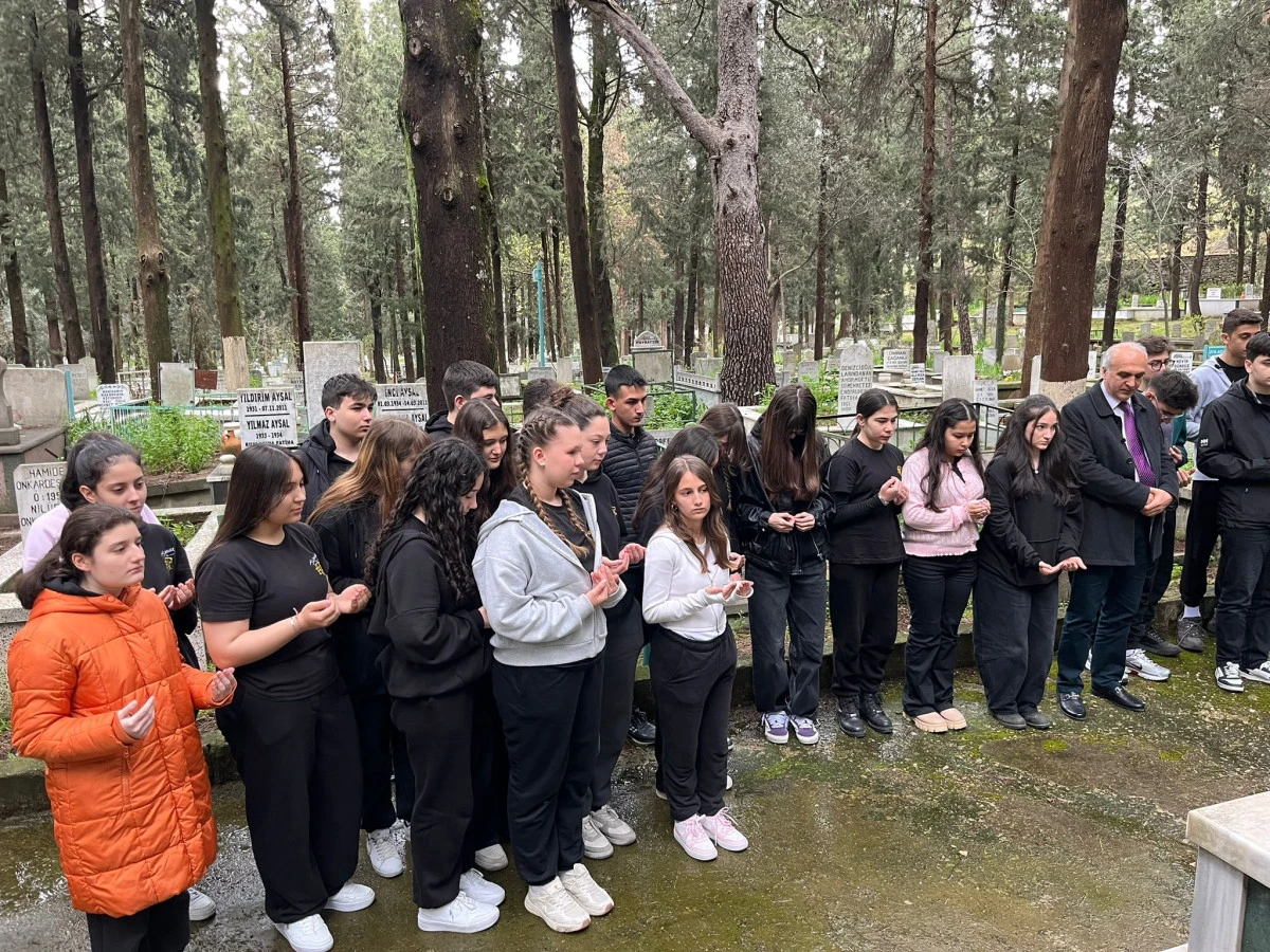 Hasan T&uuml;rek&rsquo;e 21. Yılında Vefa: &Ouml;ğrenciler Kabri Başında Dua Etti