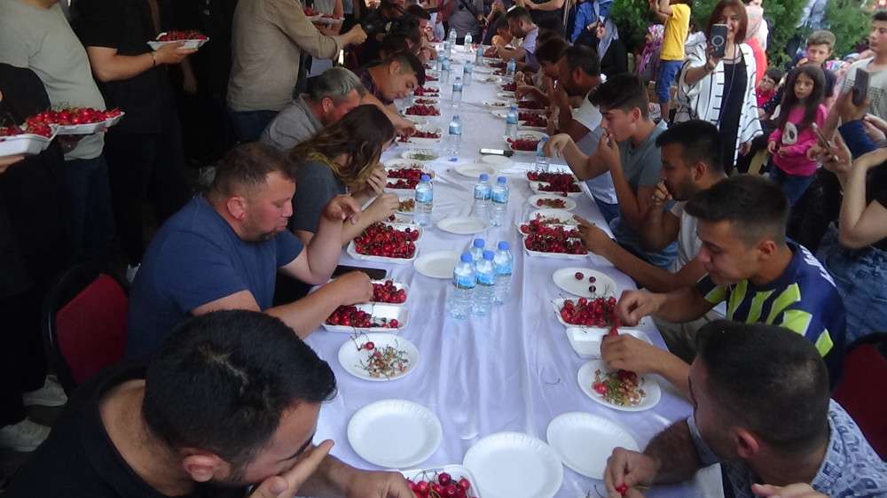 KİRAZ FESTİVALİNDE EN FAZLA KİRAZ YEME YARIŞMASI DÜZENLENDİ