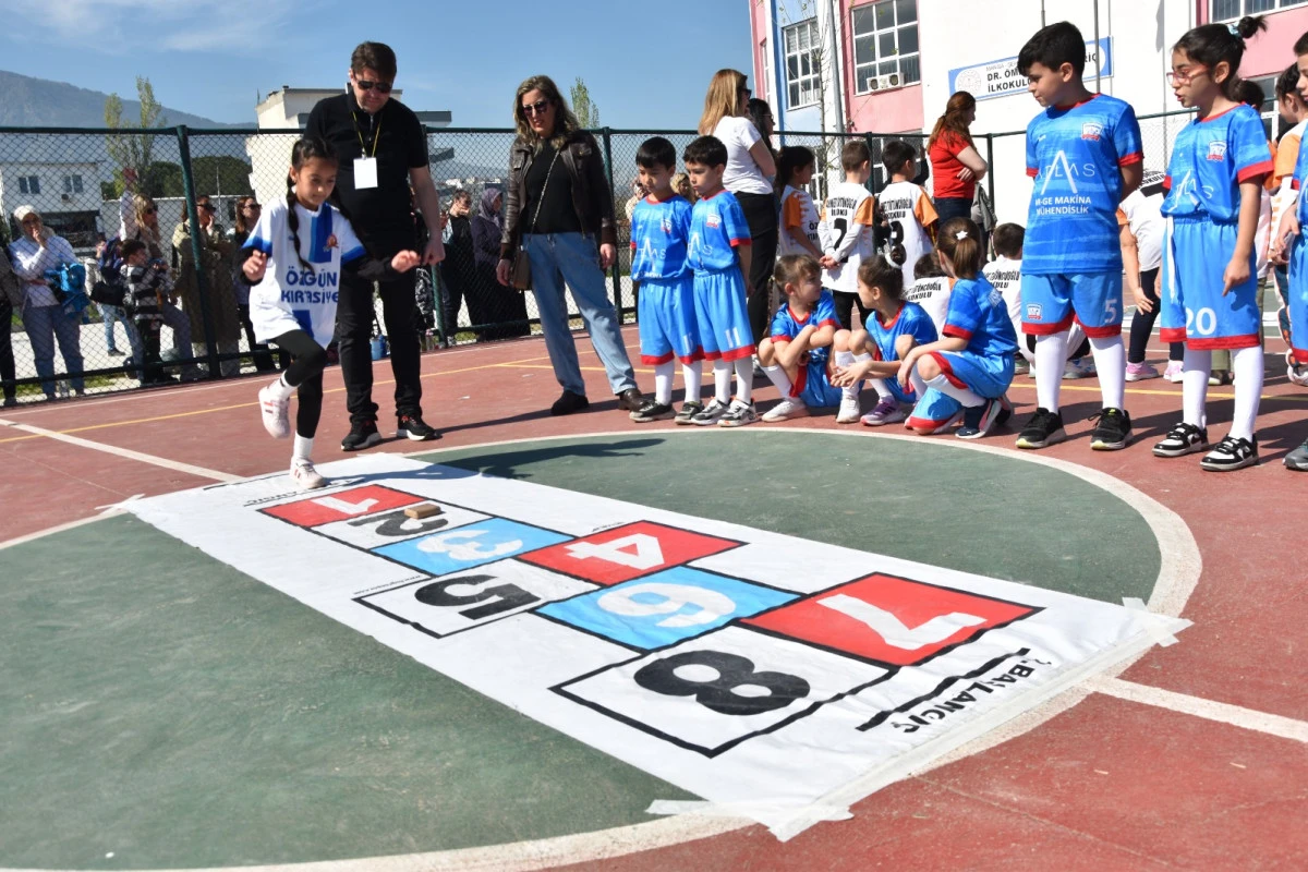 Manisa&rsquo;da Geleneksel Oyunlar Yaşatılıyor